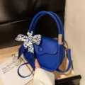 Elegante elektrisch blaue Mini-Satteltasche mit dekorativem gemustertem Seidenschal - Blau