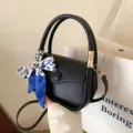 Stilvolle minimalistische schwarze Satteltasche mit blau gemustertem Seidenschal-Griffakzent - Schwarz