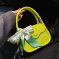 Elegante lebhafte limettengrüne Handtasche mit dekorativem grünem gemustertem Schal - Türkisgrün