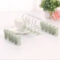Metalen broekhangers met groene kunststof clips, antislip broek- en rokrokshangers voor thuis. - Noords Groen
