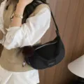 Schwarze Retro-Nylon-Halbmond-Unterachseltasche im minimalistischen Design für Damen - Tasche mit Anhänger / Schwarz