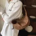 Klassische braune Hobo-Tasche in Knitteroptik mit weichem Pelzanhänger für Damen - Tasche mit Anhänger / Braun
