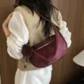 Elegante bordeauxrote halbmondförmige Hobo-Tasche mit weichem Plüschanhänger für Damen - Tasche mit Anhänger / Rot