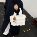 Große weiße Plüsch-Handtasche für Damen Herbst Winter lässige Pendler Einkaufstasche - Mit Anhänger / Weiß