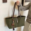 Bolso tote de lona verde oliva con correas de cuero marrón y un adorno de borla - Con Colgante / Verde