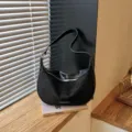 Elegante schwarze Retro-Achseltasche für Damen mit Schultergurt im modischen Knödel-Stil - Einzelne Tasche / Schwarz