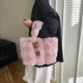 Elegante rosa Kunstfell-Tragetasche für Damen, große Plüschhandtasche für den Winteralltag - Mit Anhänger / Rosa