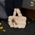 Beige Kunstpelz-Handtasche für Damen mit weicher Textur und Anhänger - Mit Anhänger / Khaki