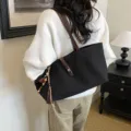 Elegante bolso tote de lona negra con correas de cuero marrón y borla decorativa - Con Colgante / Negro