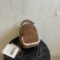 Elegante mini mochila marrón para mujer con delicado borde de encaje y detalle de lazo - Estilo de Bolsa Única / Marrón