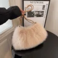 Elegante beige Kunstfelltasche mit hellbraunen Griffen im Knotendesign für den Herbst - Einzelne Tasche / Aprikose