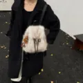 Weißer Kunstpelz-Rucksack für Damen, flauschige Schultasche für Herbst- und Winteroutfits - Mit Anhänger / Gebrochenes Weiß