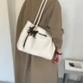 Eleganter cremeweißer Vintage-Shopper mit großem Fassungsvermögen und Schmetterlingsanhänger - Mit Schmetterlingsanhänger / Weiß