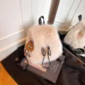 Modischer beiger Kunstpelz-Rucksack für Damen, ideal für die Herbst-Winter-Saison - Mit Anhänger / Aprikose