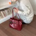 Vintage burgunderrote glänzende große Tragetasche mit Schmetterlingsanhänger für Damen - Mit Schmetterlingsanhänger / Rot