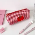 Vue détaillée d'une trousse à carreaux rouges et blancs avec un patch de tomate. - Style Long / Rouge