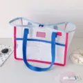 Primer plano de un bolso de malla de gran capacidad con asas coloridas y detalle - Blanco