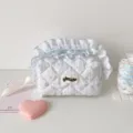 Trousse matelassée fleurie bleu pastel avec jolis volants pour maquillage ou bureau - Bleu