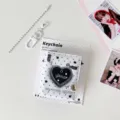 Primer plano de mini álbum de fotos en forma de corazón con estrellas y una cadena - Blanco