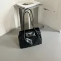 Minimalistische schwarze glänzende Tragetasche mit schmalen Trägern für den Alltag - Einzelne Tasche / Schwarz