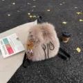 Stylischer brauner Plüsch-Rucksack für Damen mit weichem Kunstfell und Schleifen-Anhänger - Mit Anhänger / Khaki