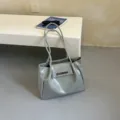 Moderne graue Kunstleder-Einkaufstasche mit großem Fassungsvermögen und Falten - Einzelne Tasche / Grau