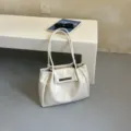 Elegante cremeweiße Tragetasche aus glänzendem PU-Leder mit minimalistischem Metalldetail - Einzelne Tasche / Weiß