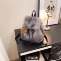 Eleganter grauer Kunstfell Rucksack für Damen mit weicher Textur und süßem Anhänger - Mit Anhänger / Hellgrau