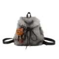 Modischer grauer Kunstpelz-Rucksack für Damen mit einem süßen braunen Plüschtier - Mit Anhänger / Dunkelgrau