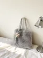 Modische graue flauschige Pendler-Handtasche mit geflochtenen Riemen und Bärenanhänger - Mit Anhänger / Grau