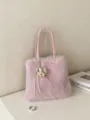 Rosa pelzige Herbst-Winter-Handtasche mit gewebtem Griff und Bärenanhänger - Mit Anhänger / Rosa