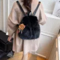 Stilvoller schwarzer Kunstpelz-Rucksack für Damen mit niedlichem Leoparden-Puppenzubehör - Mit Anhänger / Schwarz