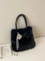 Schwarze Kunstpelz-Handtasche mit geflochtenem Griff und Bärenanhänger für Herbst Winter - Mit Anhänger / Schwarz