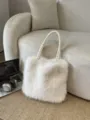 Weiche weiße Plüsch-Umhängetasche mit einem geflochtenen Griff für die Wintermode - Einzelbag-Stil / Weiß