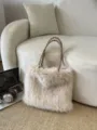 Flauschige beige Kunstfell-Schultertasche mit geflochtenen Griffen für den Winter - Einzelbag-Stil / Khaki