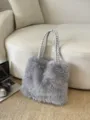 Stylische graue flauschige Kunstpeltasche mit elegantem geflochtenem Griff für Winter - Einzelbag-Stil / Grau
