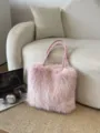 Gemütliche rosa Kunstpelz-Tasche mit geflochtenen Griffen im Lifestyle-Stil - Einzelbag-Stil / Rosa