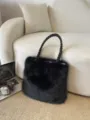 Elegante schwarze Kunstpelz-Schultertasche mit geflochtenem Griff für den Herbst-Winter - Einzelbag-Stil / Schwarz