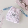 Vista detallada de la bolsa acolchada con lunares y textura suave - Rosa