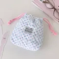 Primer plano de una bolsa acolchada de lunares con bordado de corazón muy detallado - Azul