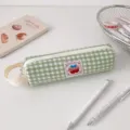 Primo piano di un astuccio a quadretti verdi con simpatica toppa a ciliegia - Scozzese Verde