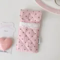 Mooi roze gewatteerd etui met stippen en hartjeskant voor pennen en zonnebrillen - Roze