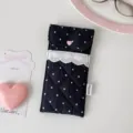 Detail van gewatteerd zwart etui met witte stippen en een witte hartjes kanten rand - Zwart