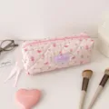 Détail d'une trousse à crayons matelassée rose avec de jolis motifs de tulipes et nœuds - Trousse de maquillage / Rose