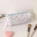 Vue détaillée de la trousse matelassée à carreaux bleus avec motifs floraux mignons - Trousse de maquillage / Bleu