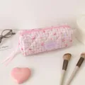 Détail d'une trousse à carreaux matelassée rose avec des motifs floraux et nœuds - Trousse de maquillage / Violet