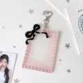 Dettaglio portacarte acrilico rosa da 3 pollici con fiocco nero e clip a cuore - Fiocco Nero