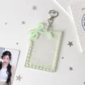 Dettaglio di un porta tessere glitter verde chiaro con fiocco e portachiavi a cuore - Fiocco Verde