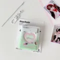 Detalle de mini álbum de fotos en forma de corazón con cadena blanca y llavero - Verde