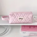 Vue détaillée de la trousse rose matelassée à cœurs avec pois et poignée latérale - Long Rose (avec poignée)